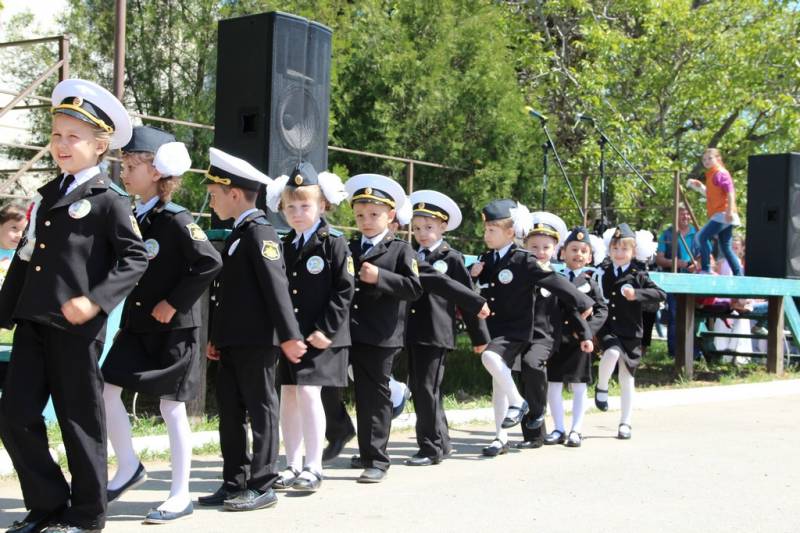 torzhestvennaya_chastj_prohozhdenie_lichnogo_sostava_garnizona_koncert_09_05_2016_59_web_59